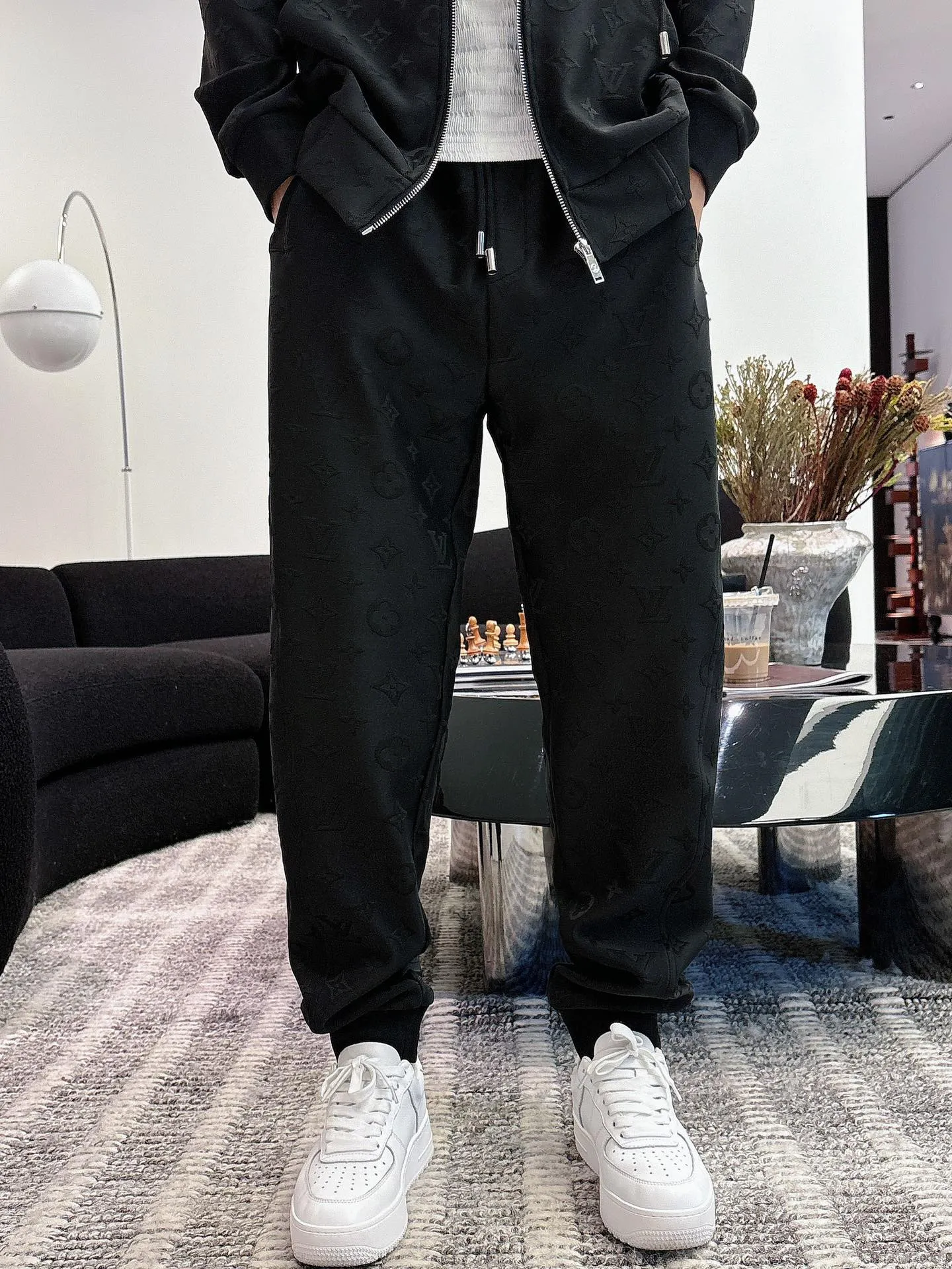 [LV Louis Vuitton] Hot-selling suit is coming. Focus on the original version of the official website. 2025 new hot-selling cardigan and sweatshirt suit. The original order is the best 🇭🇰. It is the meticulous work of top designers. It has a fitting and perfect upper body effect. All-natural high-quality Tencel Roman cotton 100%, close-fitting comfort, noble and elegant! Original hardware embodies elegance and nobility! Counter size: M-3XL (maximum wear up to 190 pounds)